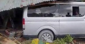 নিহত ১ চায়ের দোকানে প্রাইভেটকার