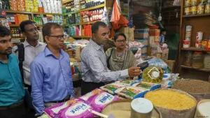 বাগেরহাটে ভোক্তা অধিকার সঙ্গে নিয়ে বাজার মনিটরিংয়ে শিক্ষার্থীরা