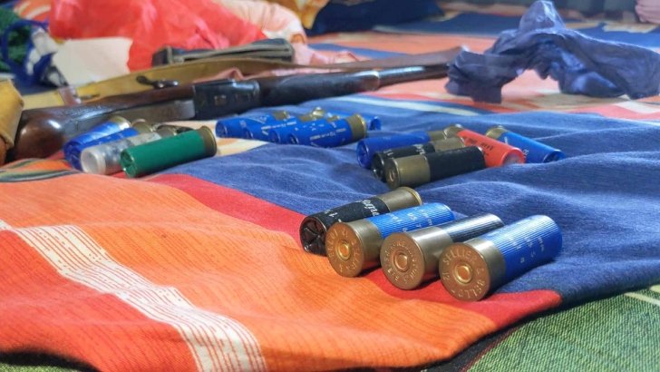 বাগেরহাটে আওয়ামী লীগ বাগেরহাটে আওয়ামী লীগ নেতার বাড়ি থেকে অস্ত্র ও গুলি উদ্ধার