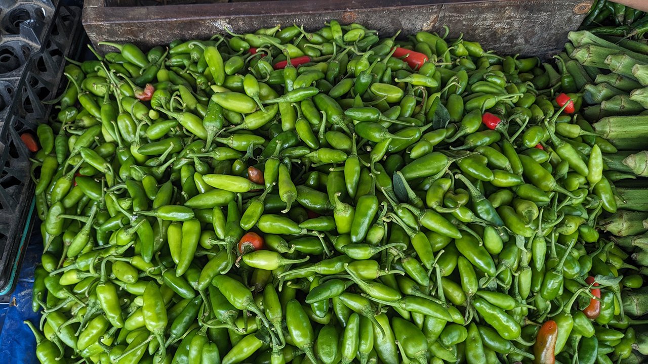 নিত্যপণ্যের দাম চড়া বাগেরহাটে কাঁচামরিচের কেজি ৬০০ টাকা, নিত্যপণ্যের দাম চড়া