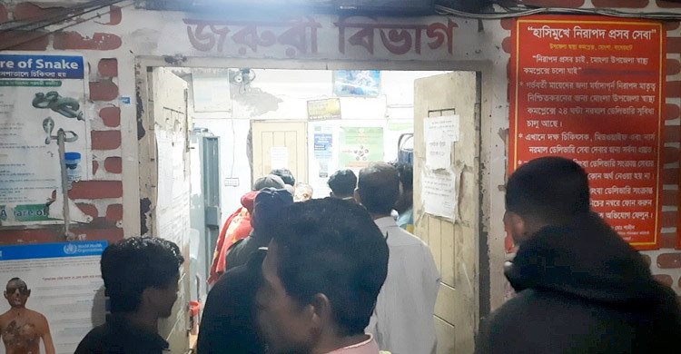 নারীকে কুপিয়ে হত্যা বাড়ি থেকে বের করে নারীকে কুপিয়ে হত্যা