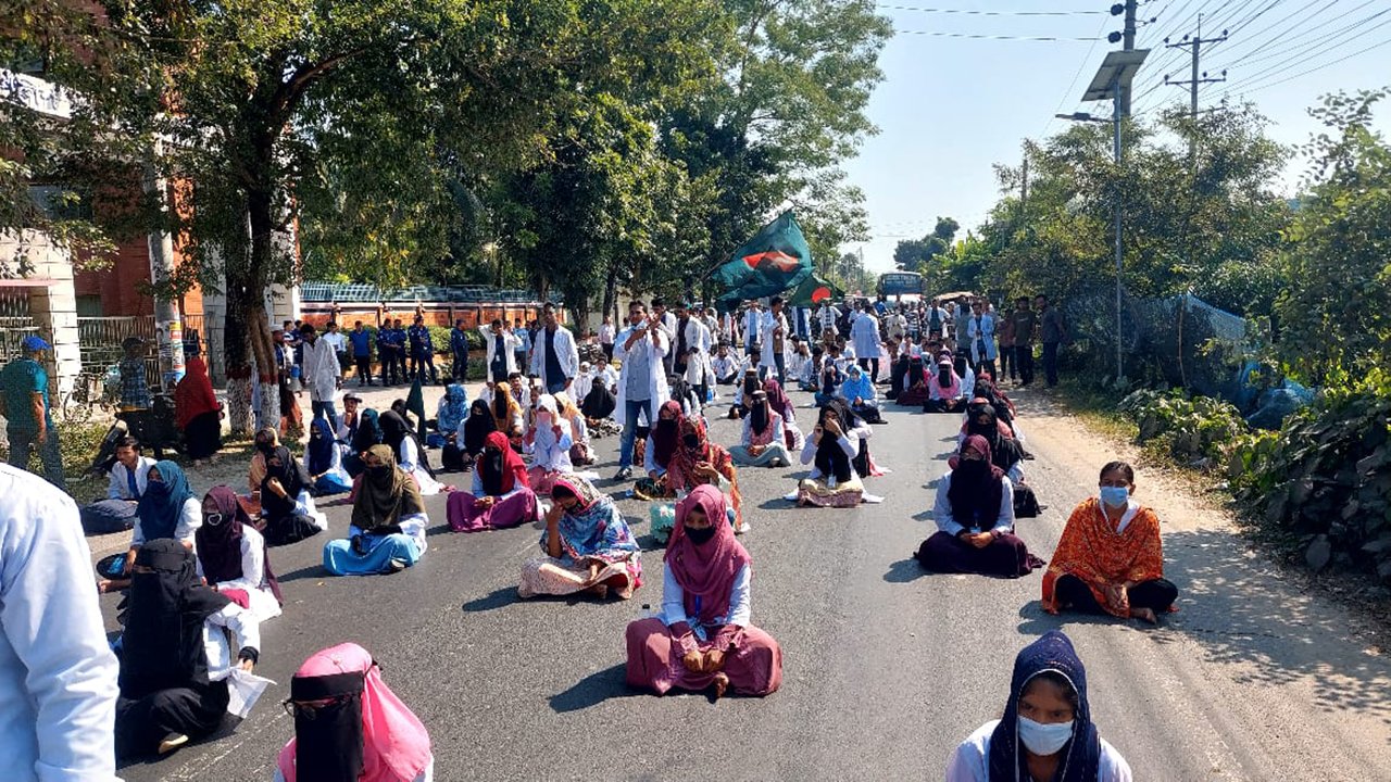 শিক্ষার্থীদের সড়ক অবরোধ বাগেরহাটে চার দাবিতে শিক্ষার্থীদের সড়ক অবরোধ