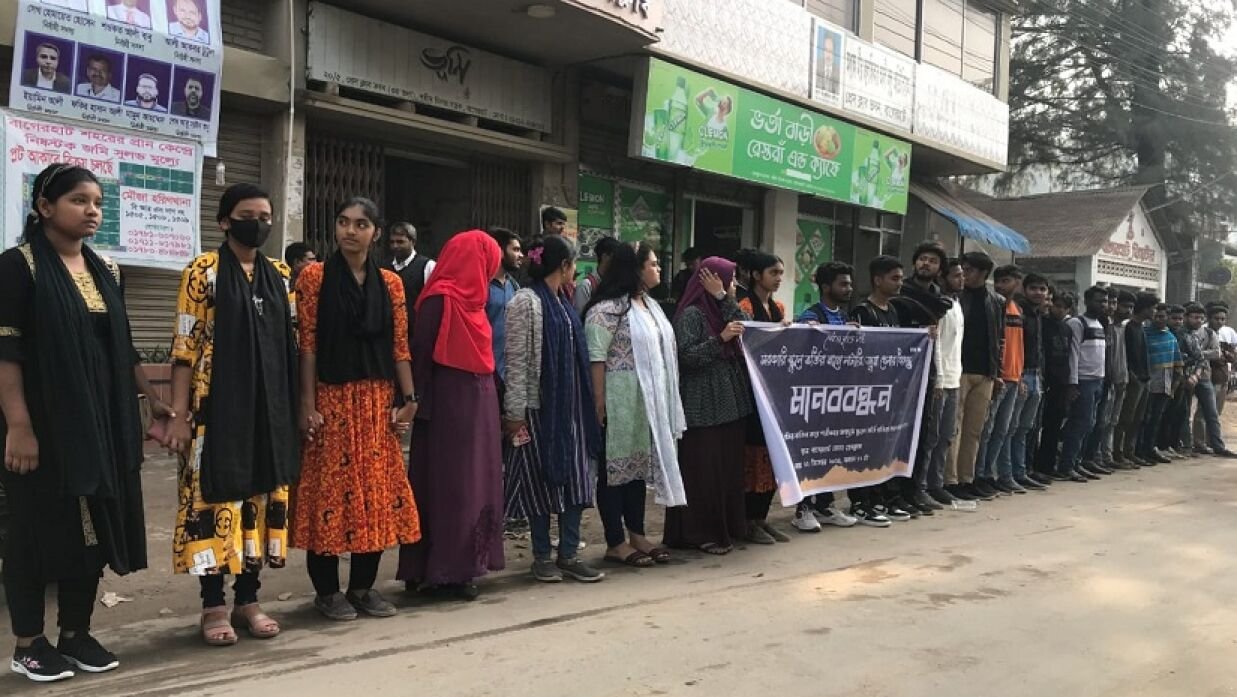 বাগেরহাটে লটারি বাতিল বাগেরহাটে লটারি বাতিল করে পরীক্ষার মাধ্যমে ভর্তির দাবি শিক্ষার্থীদের