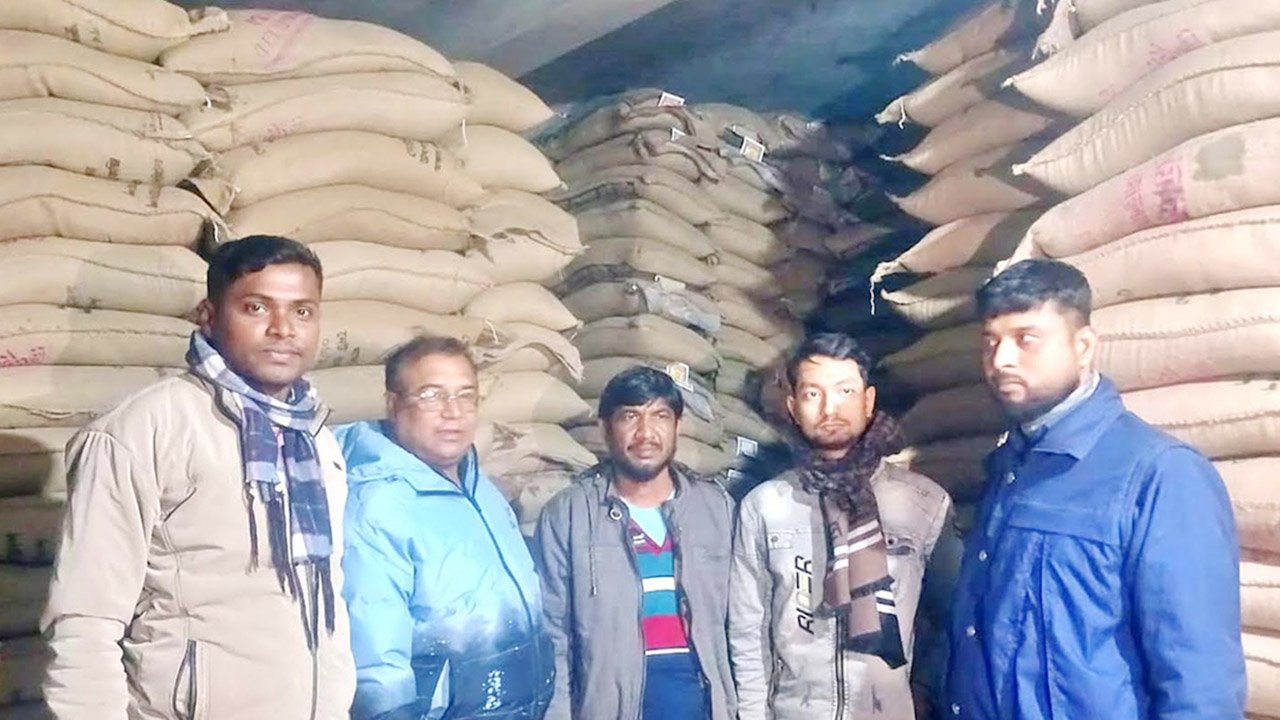 ৬০০ বস্তা সরকারি চাল জব্দ বাগেরহাটে ৬০০ বস্তা সরকারি চাল জব্দ, গ্রেপ্তার ২