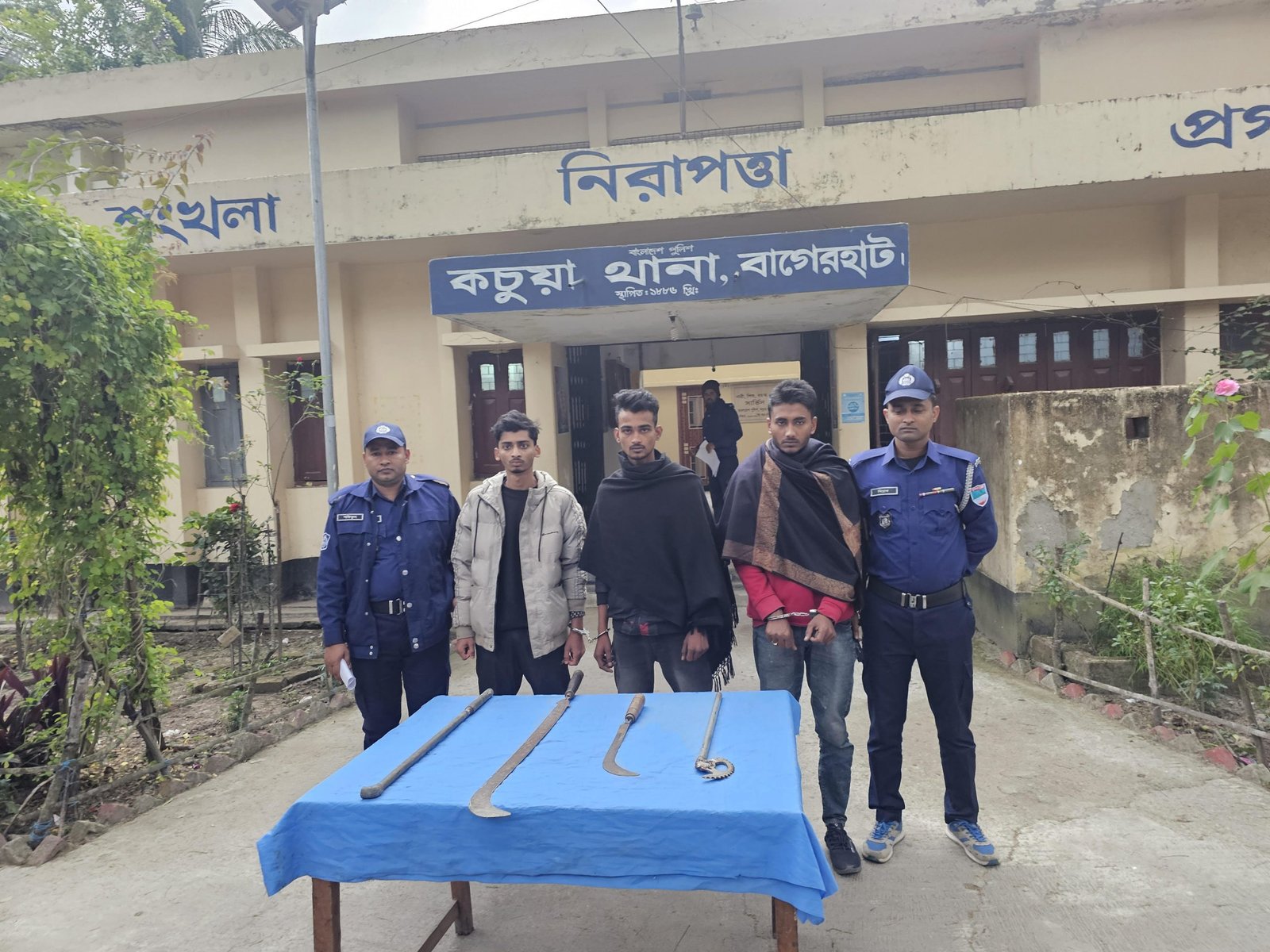 বাড়িতে ডাকাতির চেষ্টা বাগেরহাটে পুলিশের বাড়িতে ডাকাতির চেষ্টা, আহত ৩